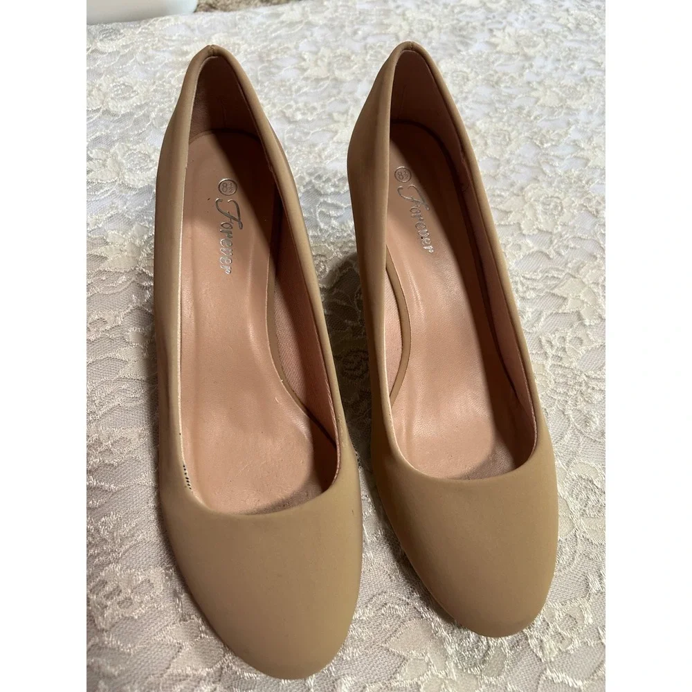 Taupe Round Toe Wedge Pumps 8.5 Office Chic Preppy Classic Modern Minimalist